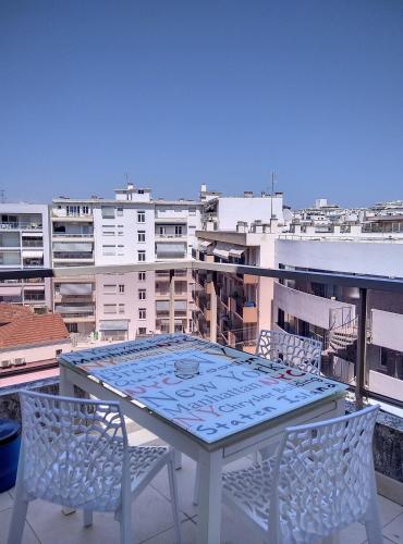 d'une table et de chaises sur un balcon avec vue sur la ville. dans l'établissement Résidence Graziella Appartement 627, à Juan-les-Pins