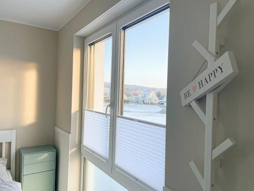 een slaapkamer met een raam en een bord waarop staat dat u kunt ontsnappen bij Appartement - Wildecker Ferienbutze in Hönebach