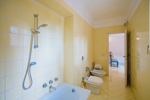 uma casa de banho com um chuveiro, um WC e um lavatório. em Villa QuattroVenti 1890 em Capri