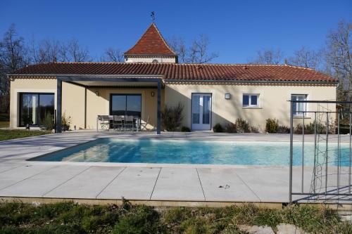 une maison avec une piscine devant dans l'établissement Coteaux De Braules, à Gindou