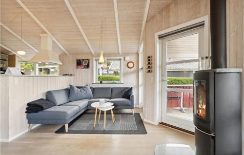 Et opholdsområde på Stunning Home In Esbjerg V With Kitchen