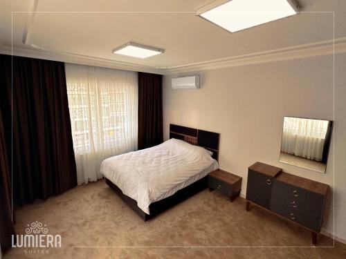 Ένα ή περισσότερα κρεβάτια σε δωμάτιο στο Lumiera Suites Hotel