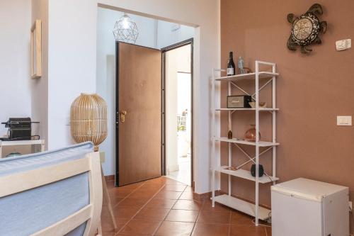 une chambre avec une porte s'ouvrant sur une chambre dans l'établissement Palazzo Oddo, à Albenga