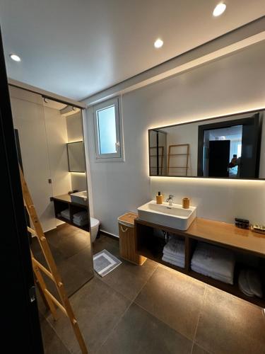 uma casa de banho com um lavatório e um espelho em Rustemi em Saranda