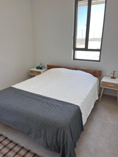Niẕẕane SinayにあるStarlight: A desert unitの白いベッドルーム(ベッド1台、窓付)