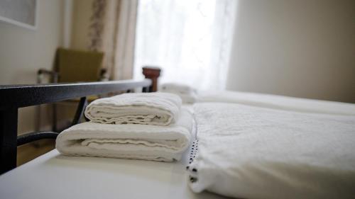 twee stapels handdoeken op een bed in een kamer bij Hafen 12 in Bremerhaven