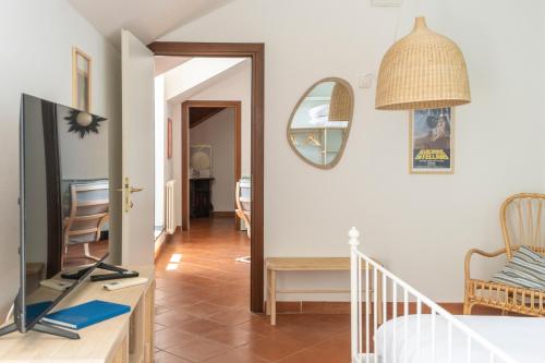 een woonkamer met een trap en een spiegel bij Palazzo Oddo in Albenga