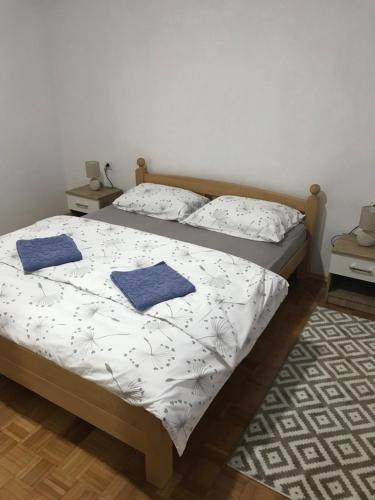 two twin beds in a bedroom with a rug at Apartmani Golubina - Trn, Laktasi, BANJA LUKA in Grabljani