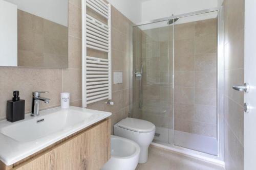 uma casa de banho com um WC, um lavatório e um chuveiro em New Opening House 7 Lido Venice Near Ferry And Beach em Veneza-Lido