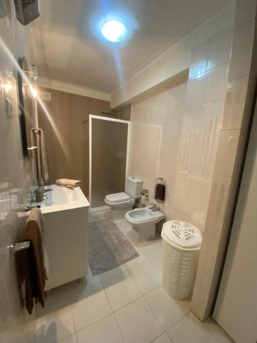ヴィアナ・ド・カステロにあるApartamento T3 Amorosaのバスルーム(トイレ、洗面台、鏡付)