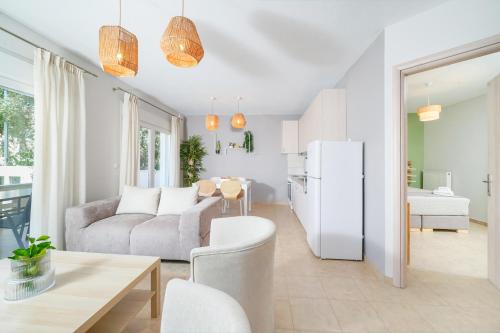 una cucina e un soggiorno con frigorifero bianco di Nefeli Fresh guesthouses by Del Mare a Prinos