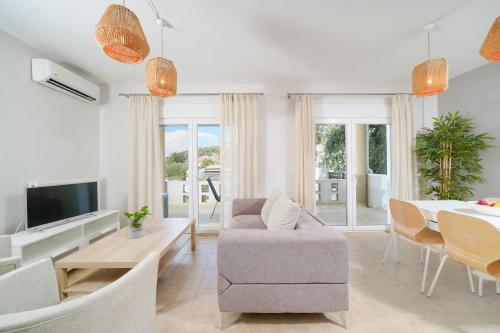 un soggiorno con divano e tavolo di Nefeli Fresh guesthouses by Del Mare a Prinos