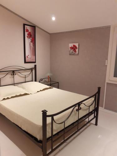 une chambre avec un grand lit dans une pièce dans l'établissement Charmante Chambre 