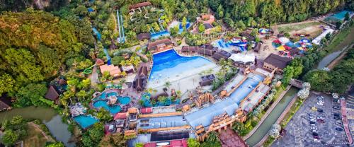 Unique Boho Style Condo with NETFLIX for up to 5PAX - Enjoy Mountain View while swimming at the Infinity Pool & Natural Hotspring Pool, 2mins walk to the Lost World of Tambun, Water Themepark at IPOHの敷地内または近くにあるプール