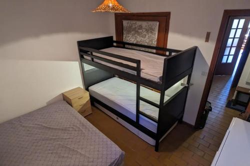 een slaapkamer met 2 stapelbedden in een kamer bij T3 au calme rez de jardin station LA COLMIANE in Valdeblore