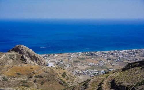 una vista desde la cima de una montaña cerca del océano en Acria Villas en Pirgos