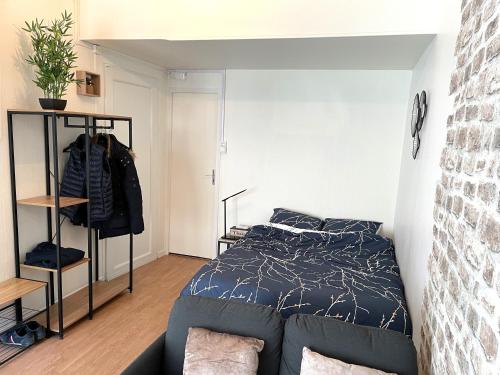- une chambre avec un lit et un canapé dans l'établissement Escapade Moretaine - Cosy Studio, à Moret-sur-Loing