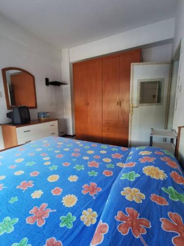 プンタ・マリーナにあるLa casa di Valeのベッド(花の上に青い毛布付)