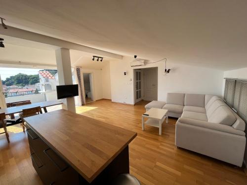 Apartments Leut 80m from the Sea