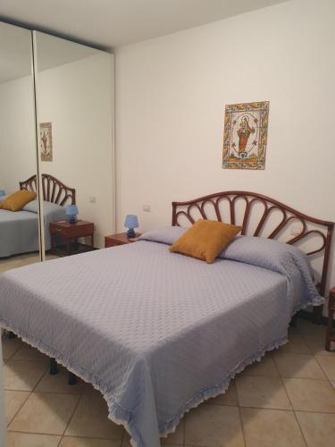 1 dormitorio con 1 cama grande y espejo en LA CASA DI MINA, en Vernazza