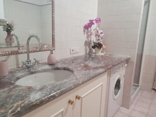 a bathroom with a sink and a mirror at LA CASA DI MINA in Vernazza