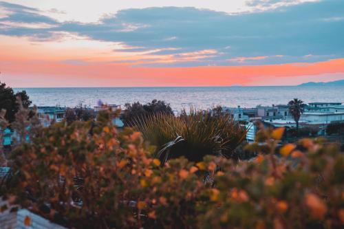 a view of the ocean at sunset at Hotel Sinuessa Terme in Mondragone