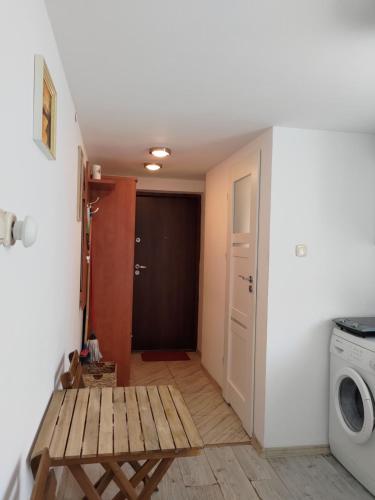 a laundry room with a table and a washing machine at Wiejskie mieszkanie in Maszewo