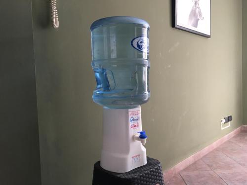 a blue and white blender sitting on a stand at Casa Verde Palmares in Godoy Cruz
