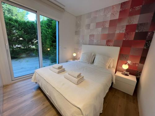 ein Schlafzimmer mit einem Bett und einem großen Fenster in der Unterkunft 3-bed room appartement at Las Colinas Golf & Country Club in Orihuela