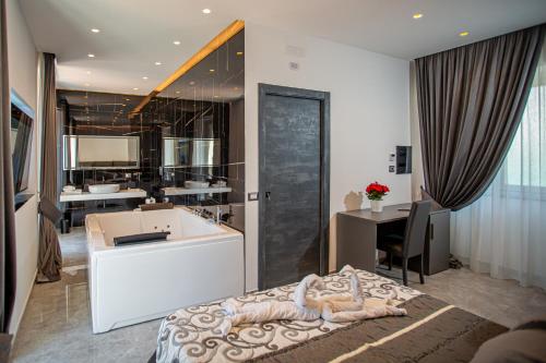 een slaapkamer met een badkamer met een bad en een tafel bij Forever Luxury Rooms in Castellammare di Stabia