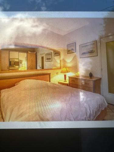 een slaapkamer met een groot wit bed en een lamp bij Appartements Brussels in Brussel