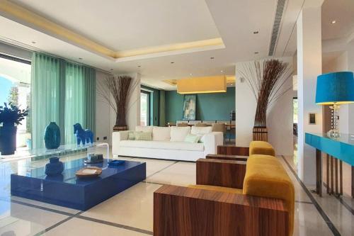 ein Wohnzimmer mit einem Sofa und einem Tisch in der Unterkunft Villa Algarve in Vila Nova De Cacela