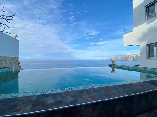 einen Pool mit Meerblick in der Unterkunft Villa Oasis La Paz - Pelinor Studio - ADULTS ONLY in Puerto de la Cruz