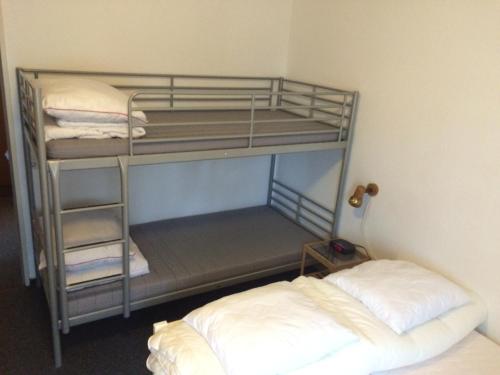 ヴィンターベルクにあるAppartement Fichtenweg 43-4の二段ベッド2組が備わる客室です。