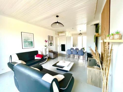 sala de estar con sofá azul y sillas en Caporizon-Villa Jan Lou-CLIM-TERRASSE, en Labenne