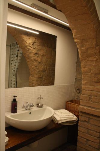 ソヴィチッレにあるB&B Palazzo a Merseのバスルーム(洗面台、鏡付)