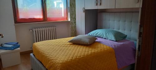 1 dormitorio con 1 cama con 2 almohadas en Vue du Chateau, en Fenis