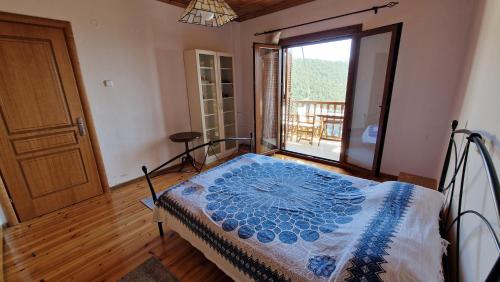 a bedroom with a bed in a room with a window at Crissimo apartment in Panagia
