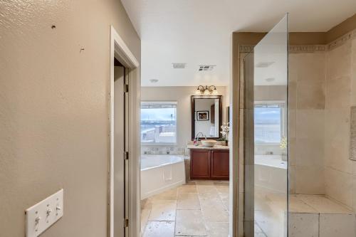 uma casa de banho com uma banheira e um lavatório em The Winner’s Retreat em Las Vegas