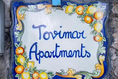 タオルミーナにあるToviMar Apartmentsの橙の看板