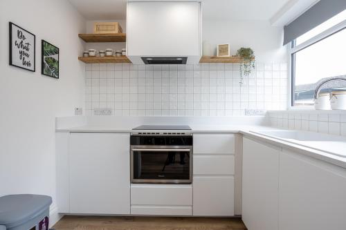 Kuchyň nebo kuchyňský kout v ubytování Scandi Inspired Home In Eccles