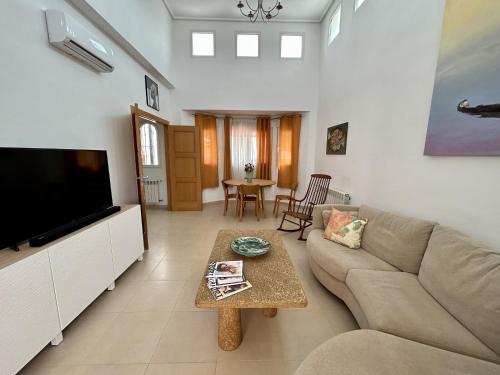 Televisyen dan/atau pusat hiburan di Private Villa with pool - CA3LT