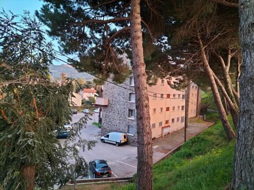 Fotografia z galérie ubytovania Proche Gare à 2mn à pied des plages-restos-marché- très bel appartT2 rénové- Vue Dégagée- Résidence calme - Soleil levant sur chambre et grand séjour ouvertcuisineéquipée -Wifi FIBRE CLIM Ideal quietplace near beach, station and centre with beautiful view v destinácii Collioure