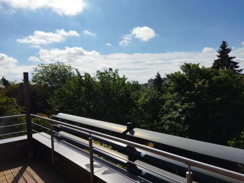 Ein Balkon oder eine Terrasse in der Unterkunft Villa 5* avec piscine, vue sur la tour Eiffel