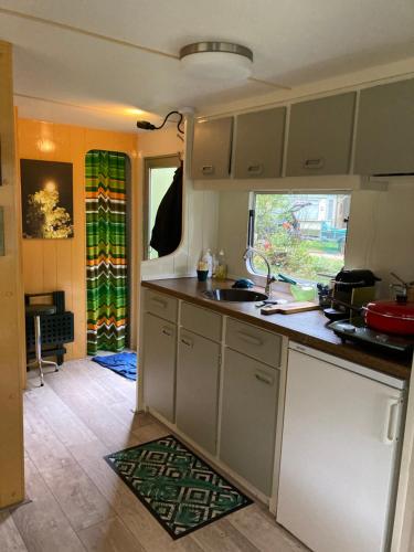 Kuchyň nebo kuchyňský kout v ubytování Camping Bakkum, vintage ruime caravan 25 m2 sanitair op 100 meter