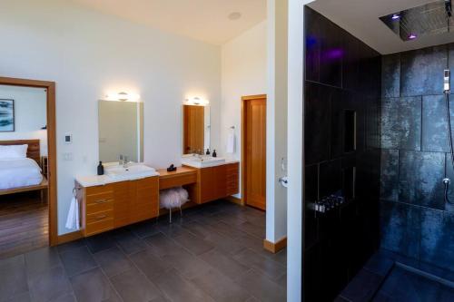 a bathroom with two sinks and a shower at Tree Fern Guest House in Tofino