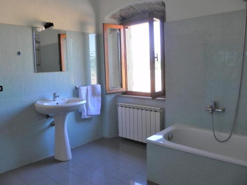 a bathroom with a sink and a bath tub at Agriturismo Poderi Minori in Bibbiena