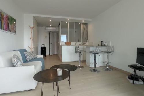 uma sala de estar com um sofá e uma mesa em Mira Marvel - WIFI - Climatisation - 100m plage em Biarritz