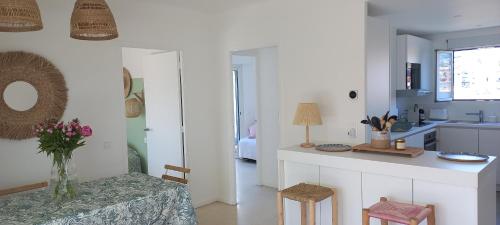 une cuisine et une salle à manger avec une table et des chaises dans l'établissement Vue mer à couper le souffle - nouveau entièrement rénové, à Cannes