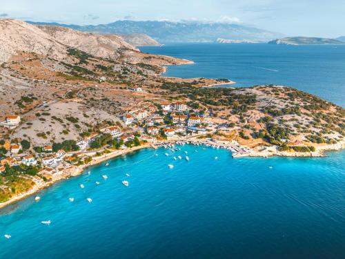 una vista aérea de una pequeña isla con barcos en el agua en Apartmani Cindrić en Stara Baška